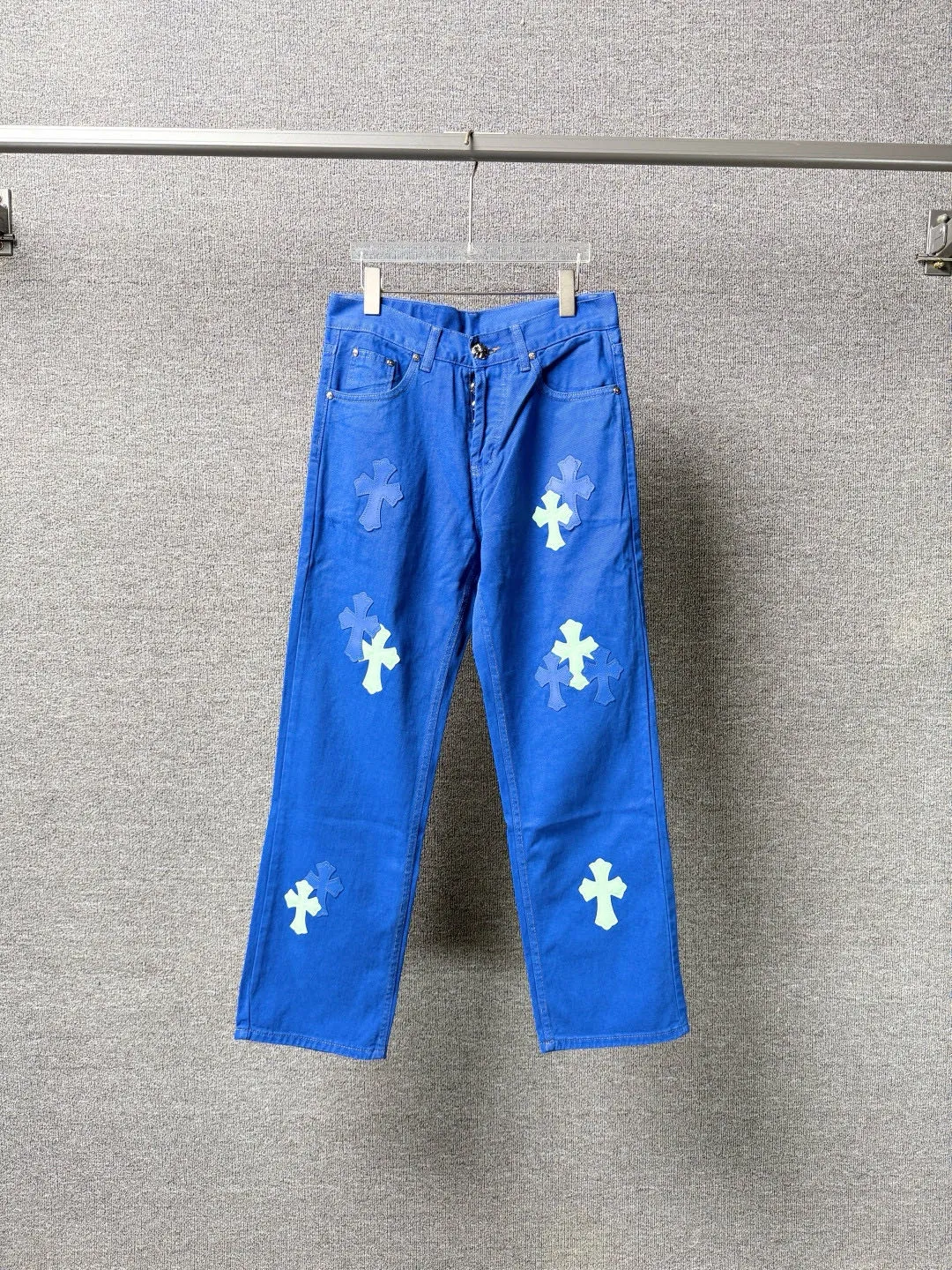 P270 💰 (Top version) Chrome hearts | ch Chrome hearts London limited dopamine blue leather jeans - charming dopamine personality jeans, indispensable for fashionistas, the same style for celebrities, and one touted by many bloggers. This new pair of pants is perfect in terms of shape and upper body. It is no exaggeration to say that making a pair of jeans is equivalent to the time of making 20 short-sleeved jeans. The fabric is made of high-quality imported denim. It has a unique high-end texture. I am very satisfied with it after washing and proofing several times. Color: dopamine blue Size: 28-30-32-34 (corresponds to S-M-L-XL)